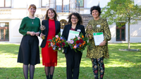 Staatsministerin Katja Meier (links) freut sich mit den Gewinnerinnen des Sächsischen Gründerinnenpreises 2022 Sara Linke, Juliette Beke und Annette Katrin Seidel (v.l.n.r.) über die erfolgreiche Verleihung.